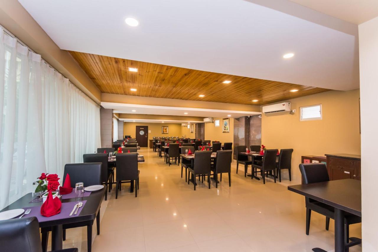 Oyo 9202 Hotel Central Courtyard Siliguri Exterior foto